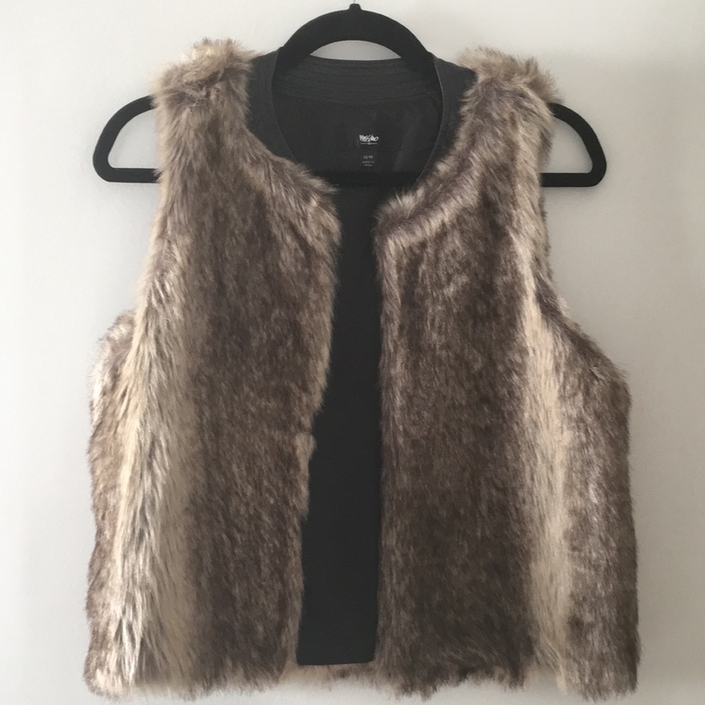 Faux fur vest leather neck detail